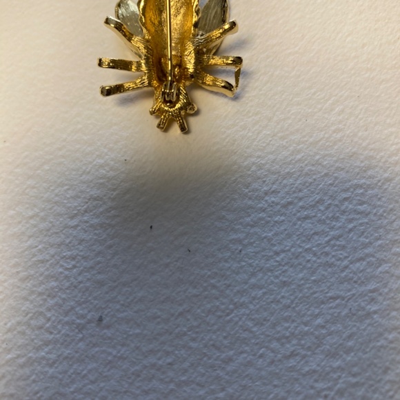 Vintage Bee with Flexible Wings Pin - Picture 3 of 9